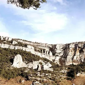 vue-panoramique-sur-le-chteaumontagne-et-grottes.fr-provencehotel.com/